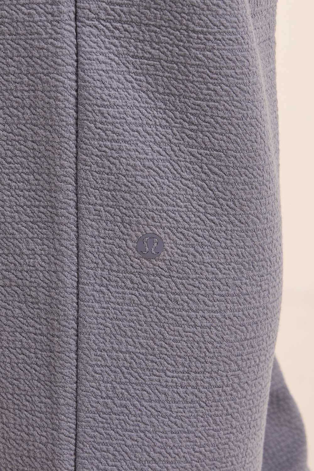 תמונת תקריב דוגמן של Textured Spacer Relaxed Straight Pant