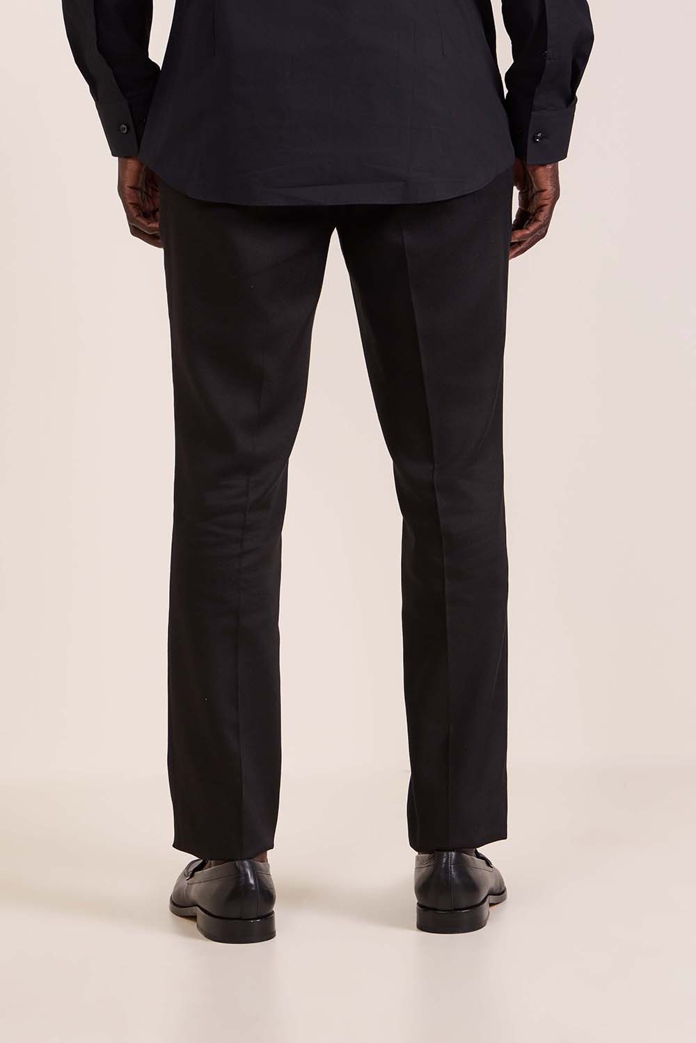 תמונת דוגמן אחורית של מכנסיים מחוייטים