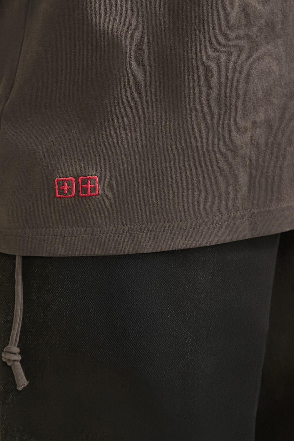 תמונת דוגמן אחורית של חולצת טי סבת קש