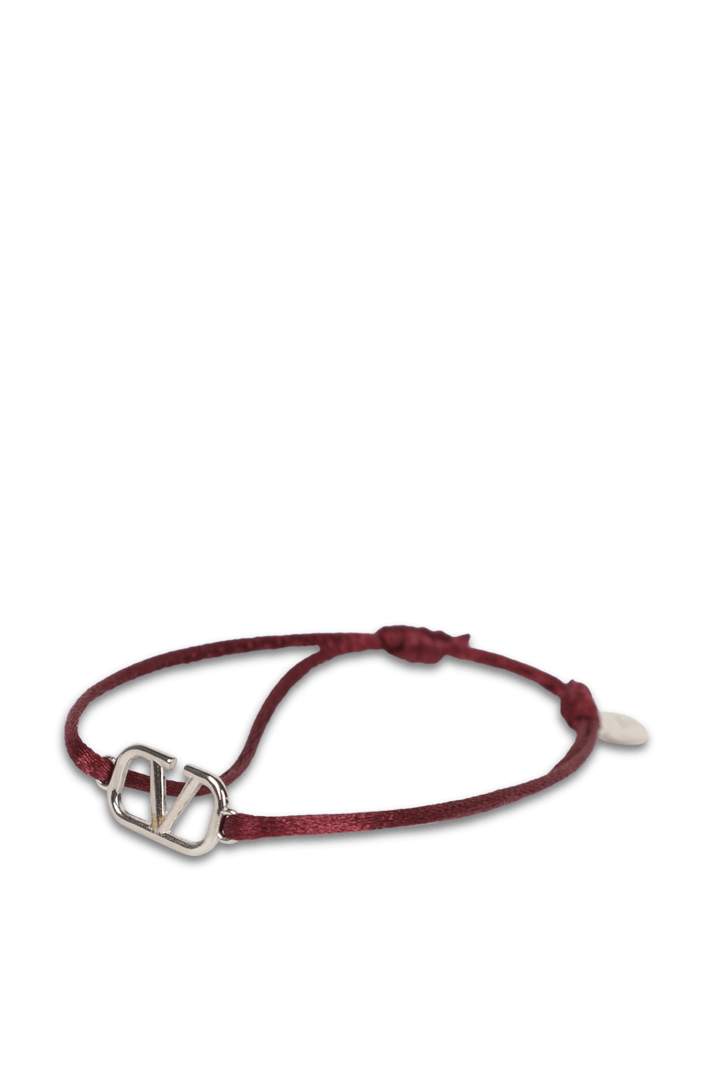 תמונת תקריב של צמיד בד בורדו עם לוגו מטאלי