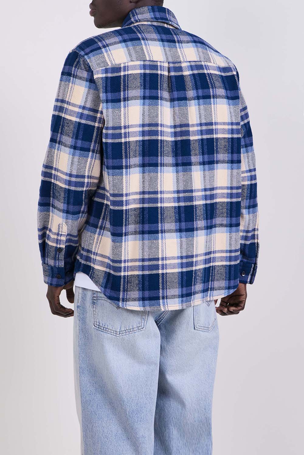 תמונת דוגמן אחורית של חולצת כפתורים משבצות