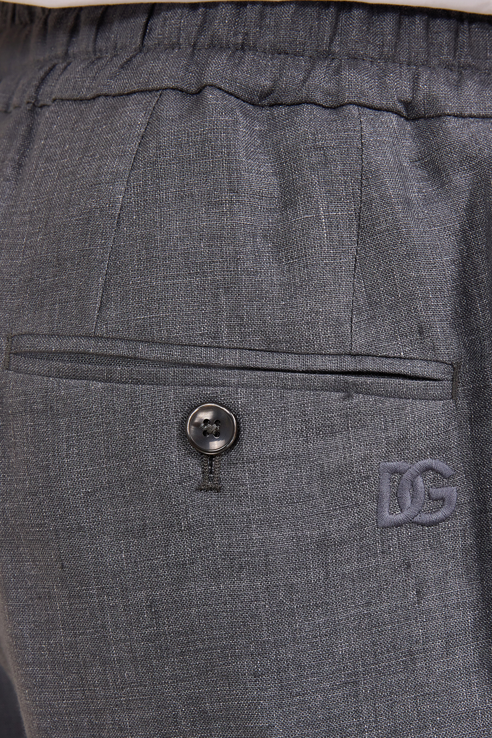 תמונת תקריב דוגמן של מכנסיים מחויטים פשתן