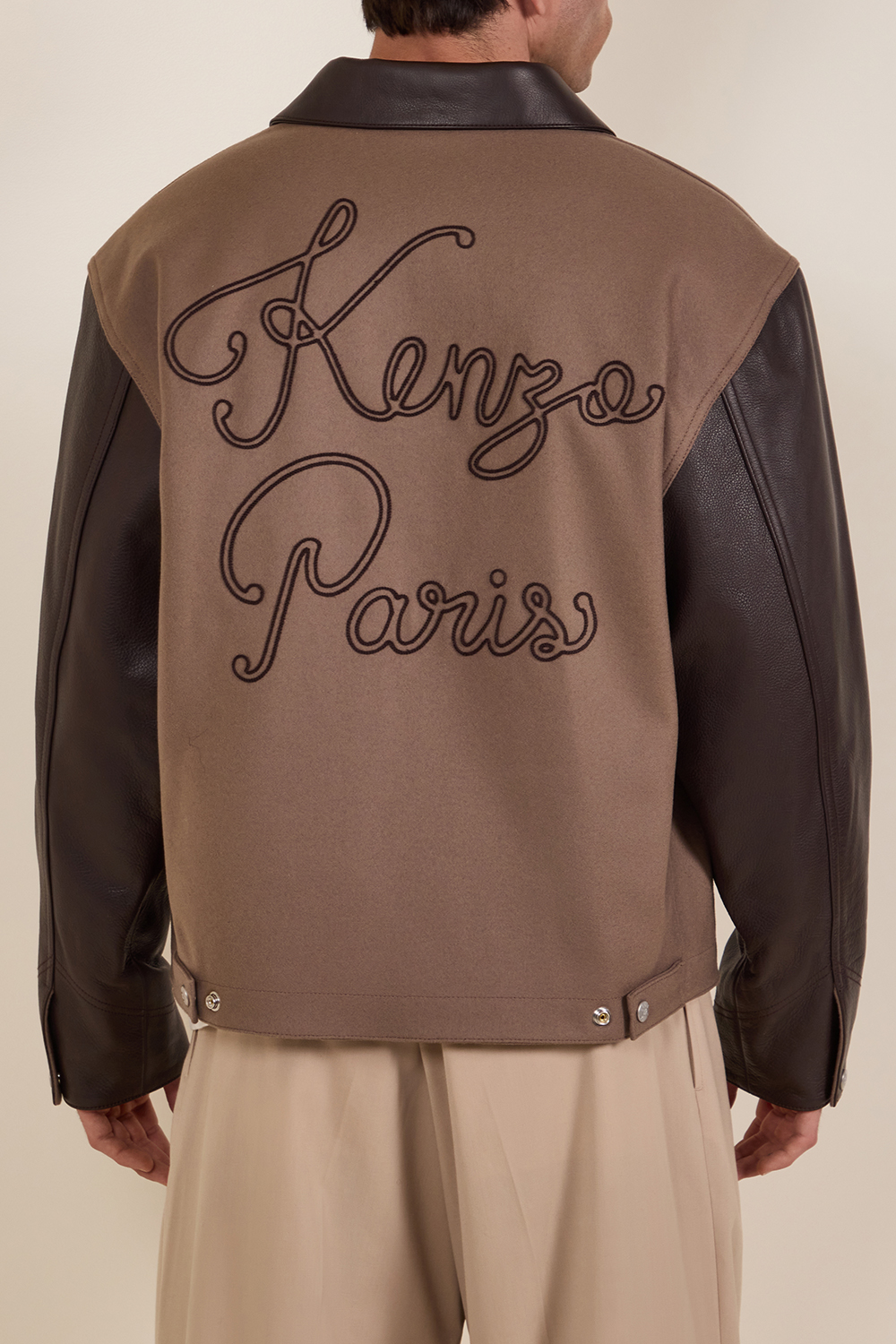 תמונת דוגמן אחורית של ז'קט צמר ועור