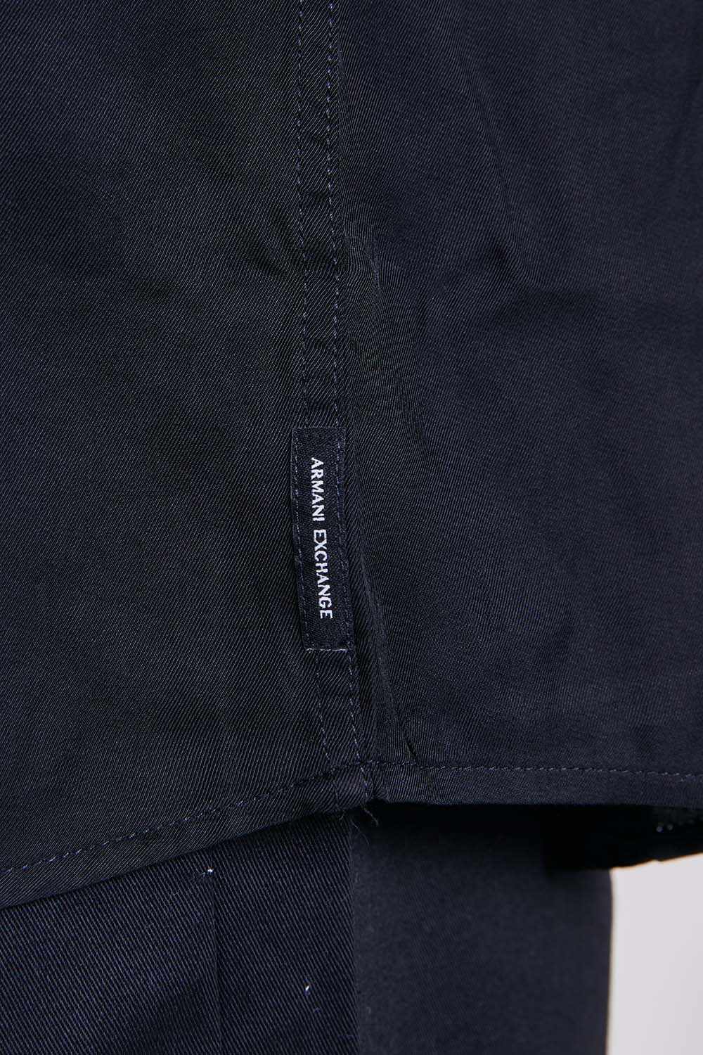 תמונת תקריב דוגמן של חולצת כפתורים ארוכה