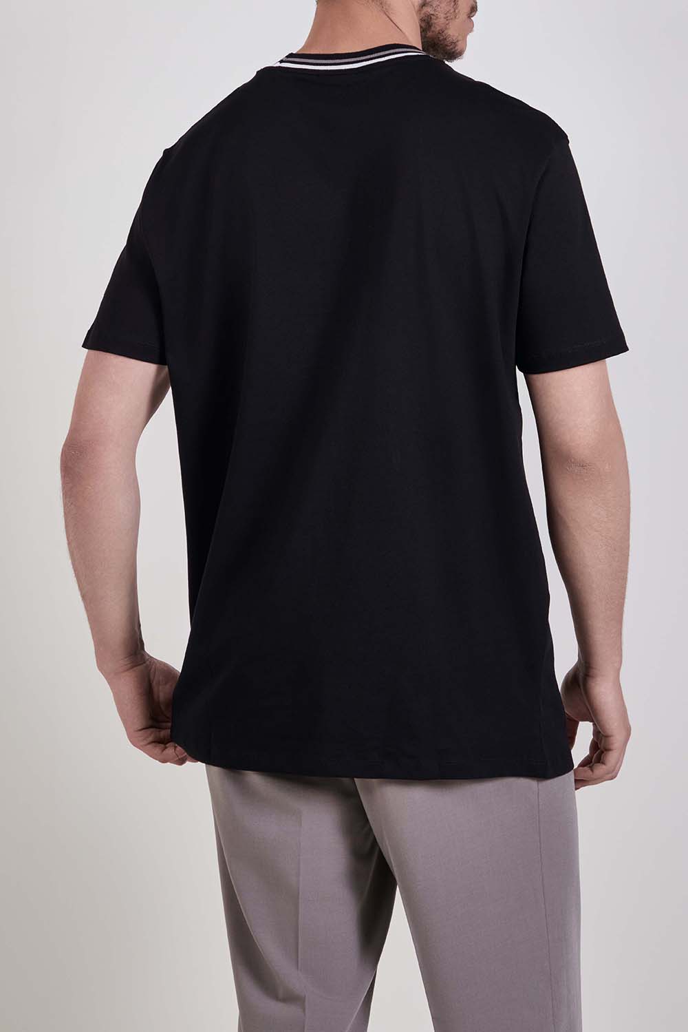 תמונת דוגמן אחורית של חולצת טי בגזרה ישרה