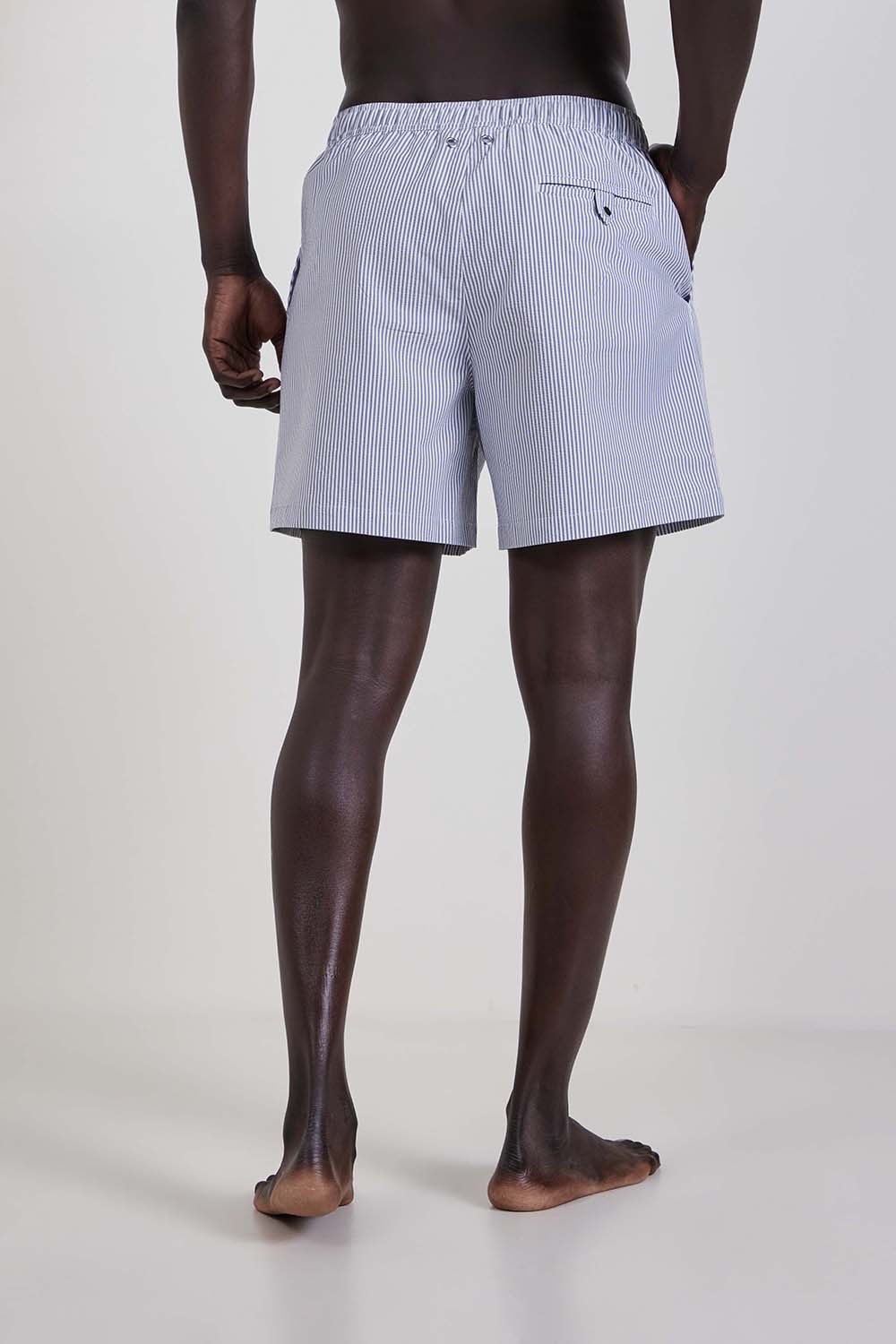 תמונת דוגמן אחורית של מכנסי בגד ים