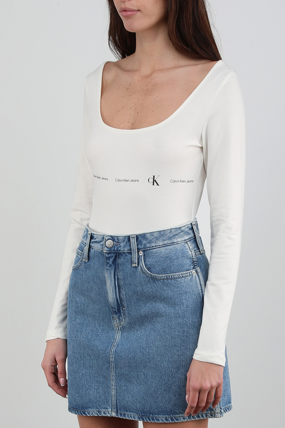 תמונת דוגמן קידמית של בגד גוף לבן עם שרוולים ארוכים