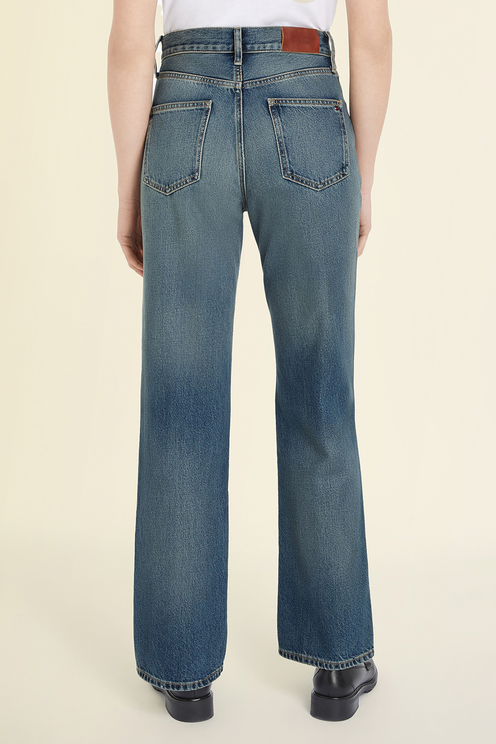 תמונת דוגמן אחורית של מכנסי ג'ינס בוטקאט