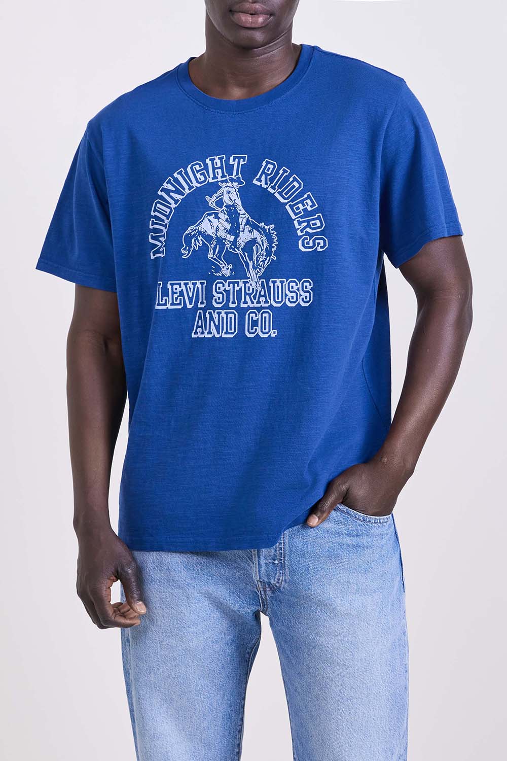 תמונת דוגמן קידמית של חולצת טי בגזרה משוחררת