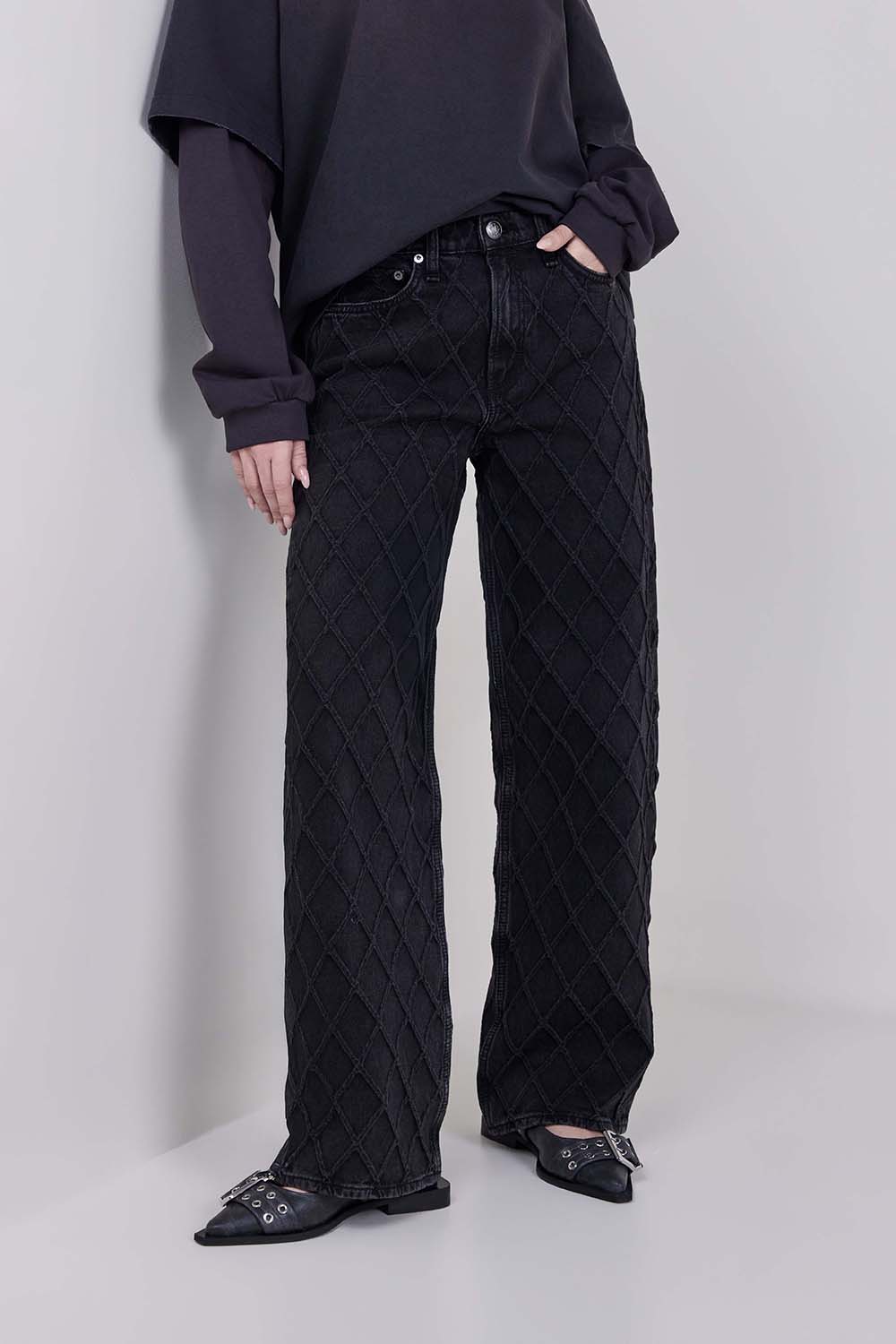 תמונת דוגמן קידמית של מכנסי ג'ינס בגזרה ישרה