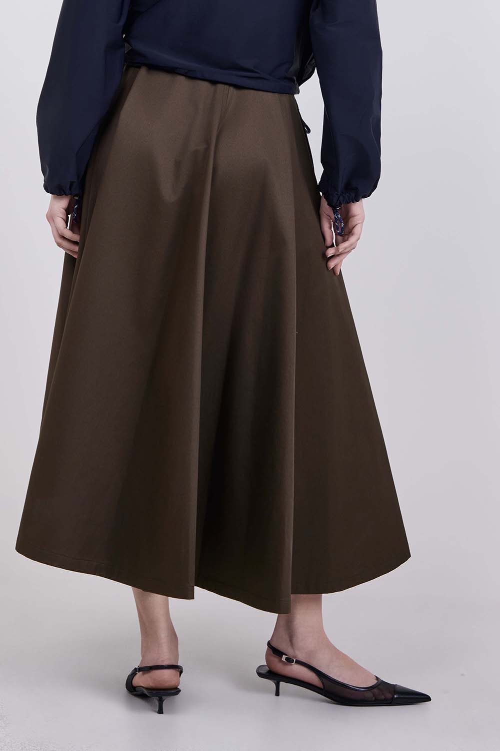 תמונת דוגמן אחורית של חצאית מקסי