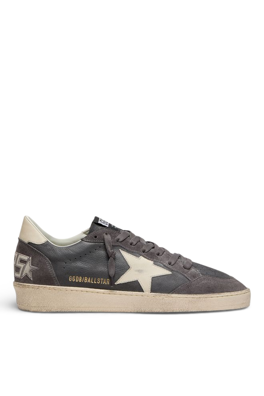 תמונה קידמית של סניקרס