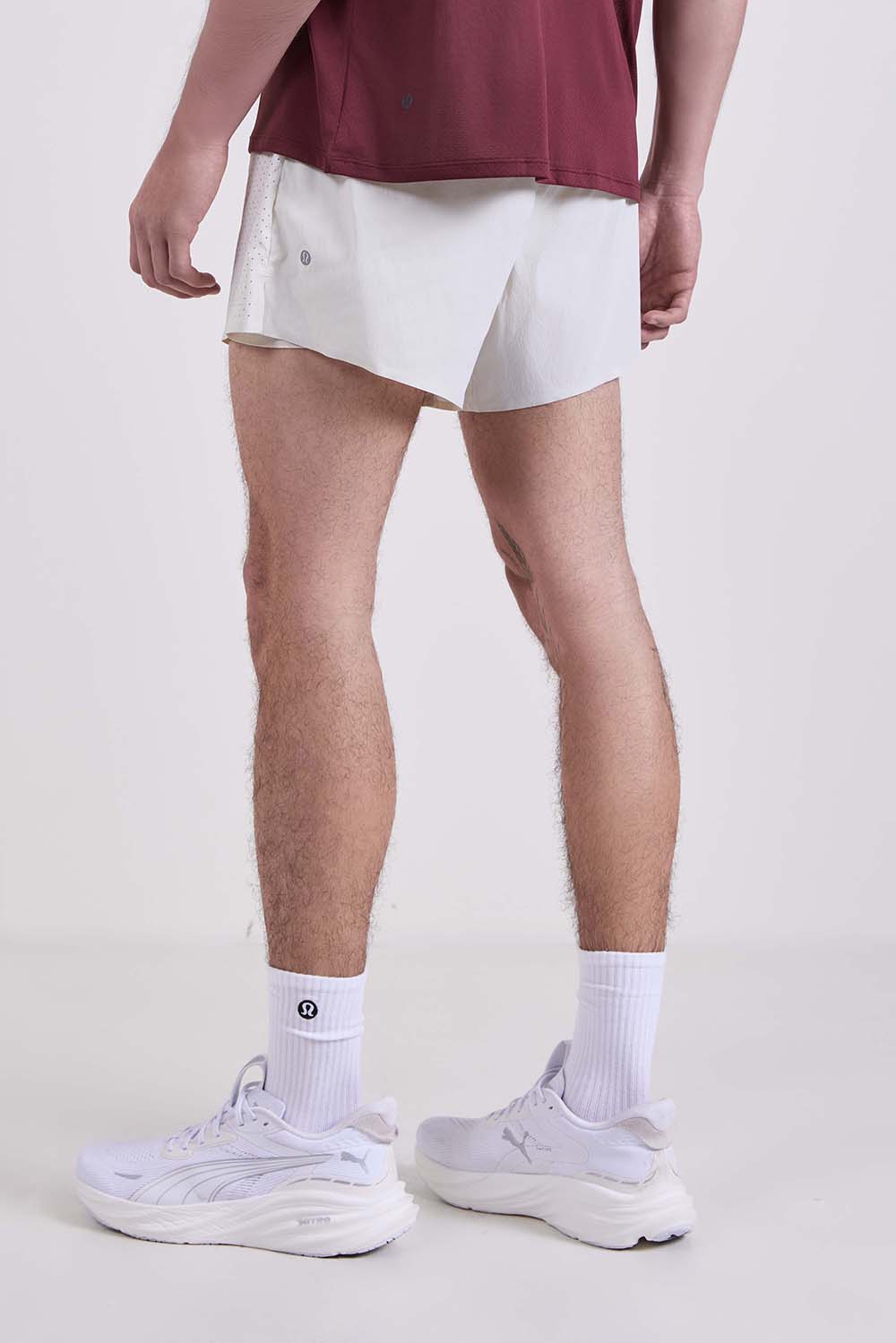 תמונת דוגמן אחורית של Perforated Lined Running Short 5''