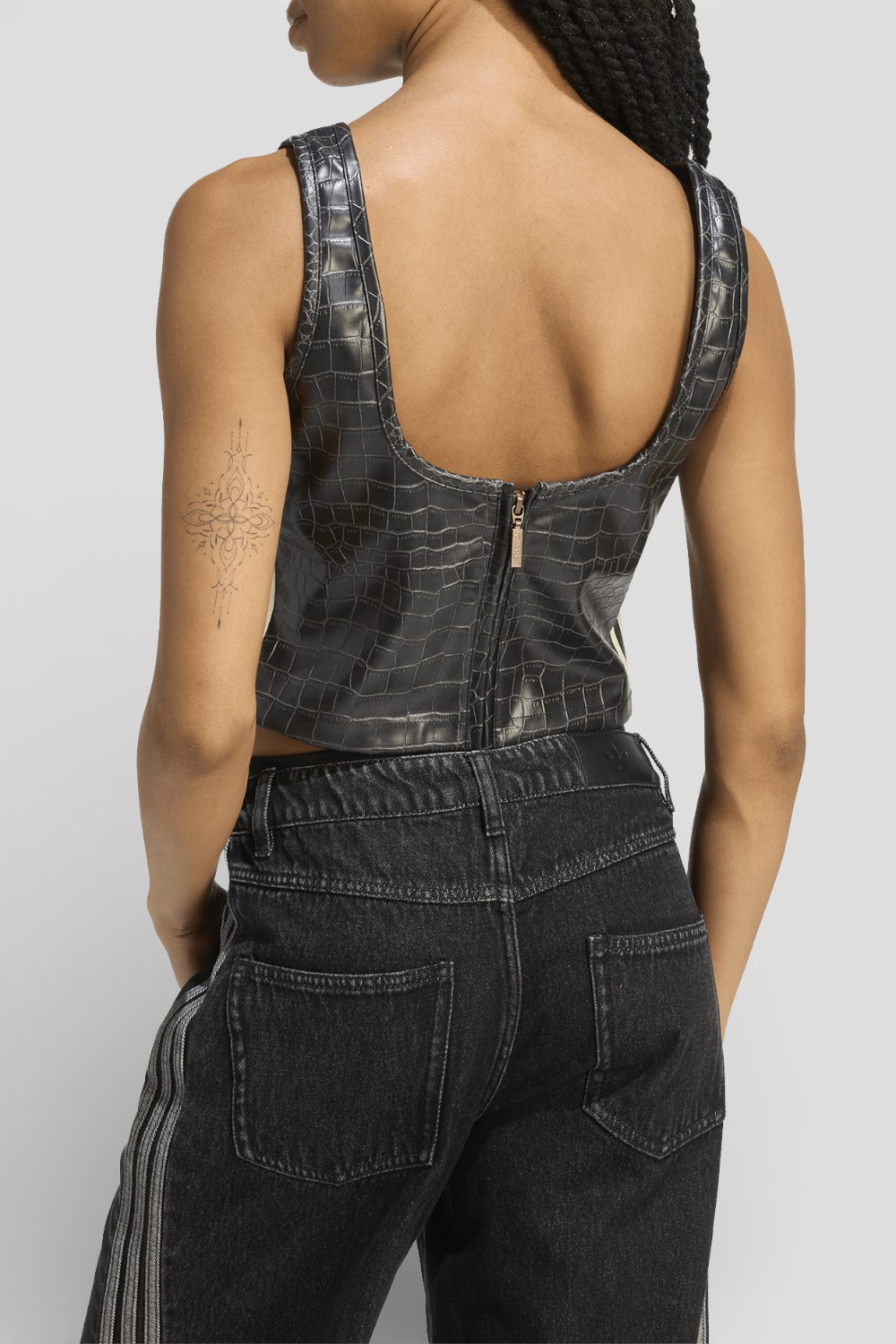 תמונת דוגמן אחורית של טופ מחוך דמוי עור