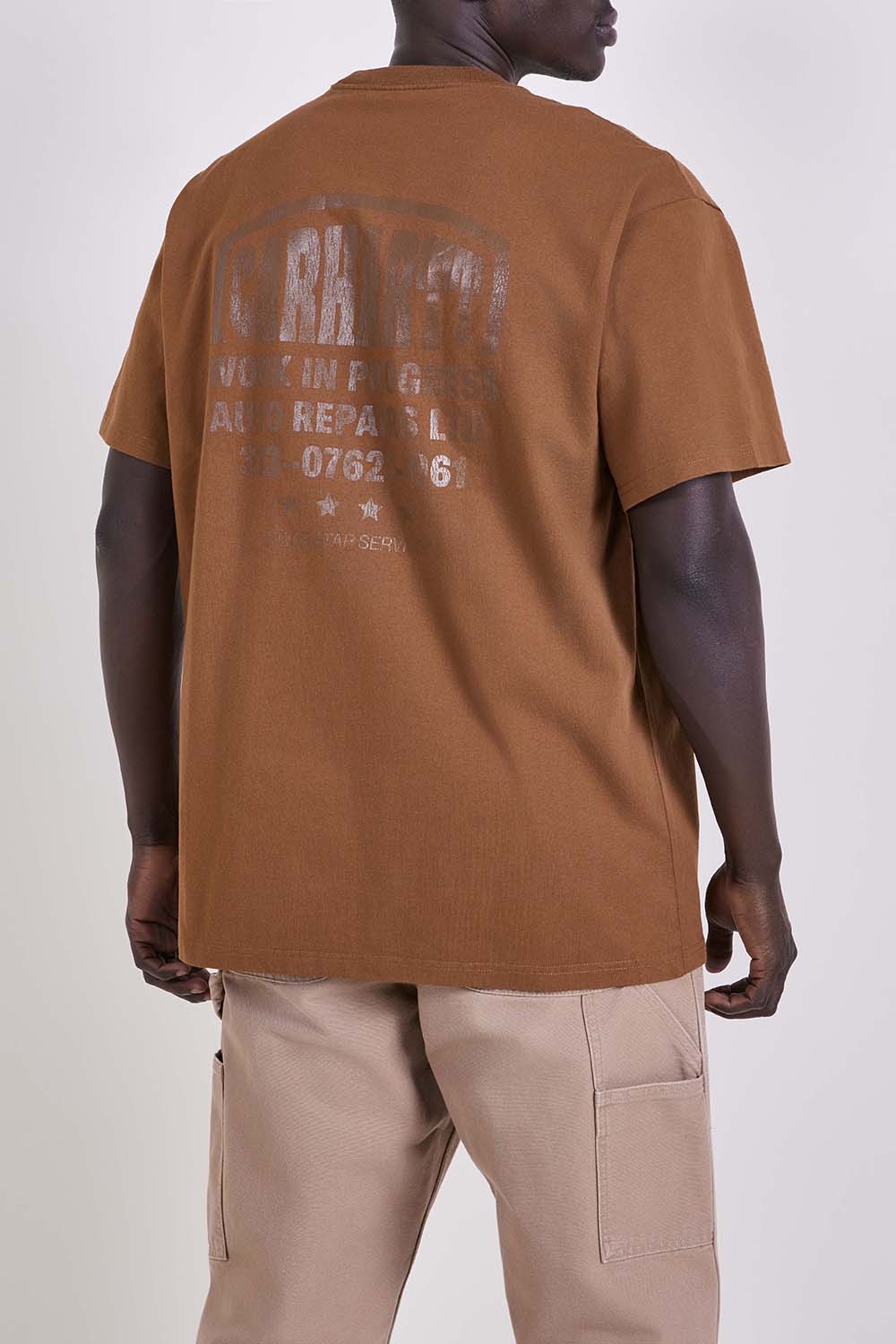 תמונת דוגמן אחורית של חולצת טי בגזרה משוחררת