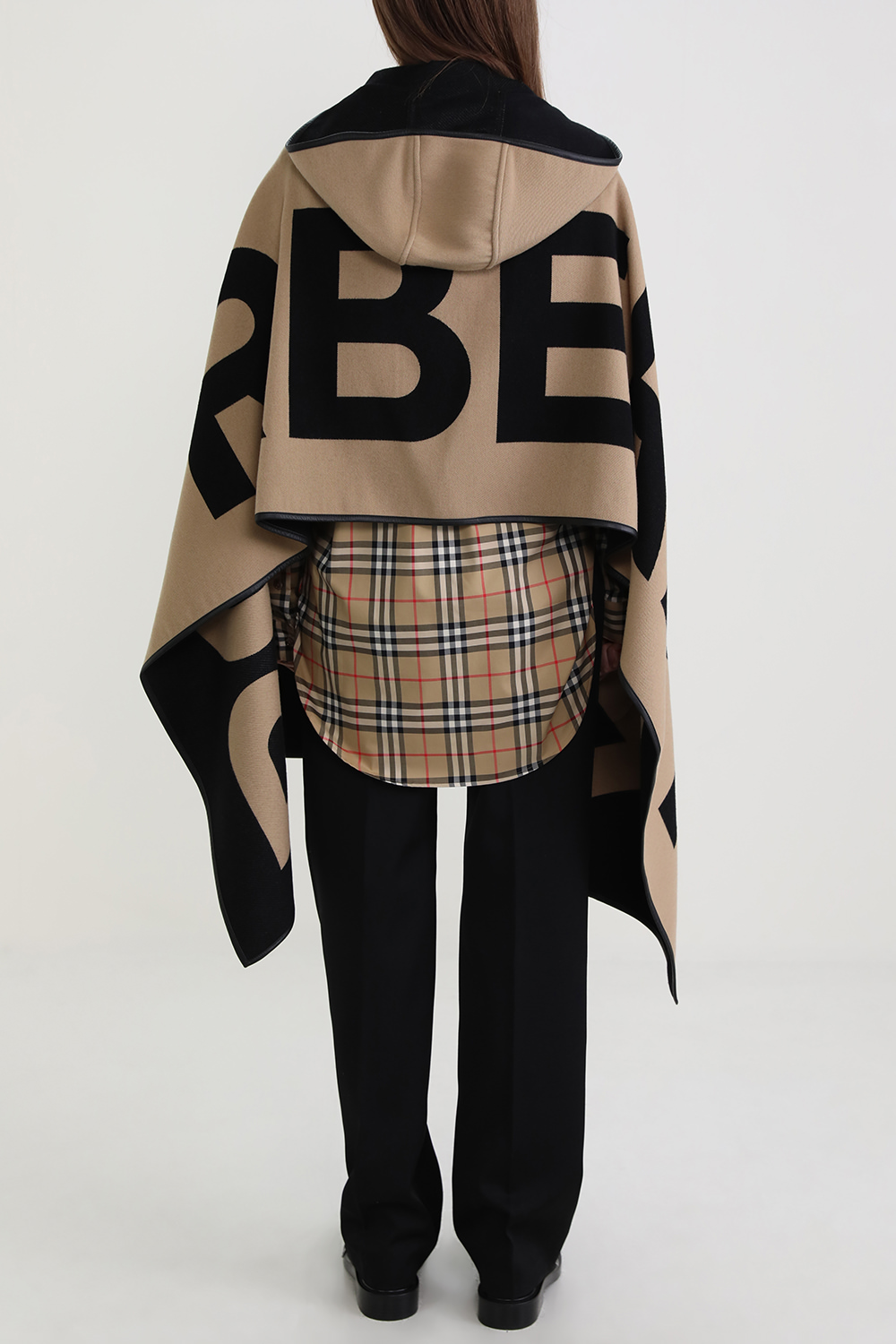 תמונת דוגמן אחורית של שכמייה מצמר