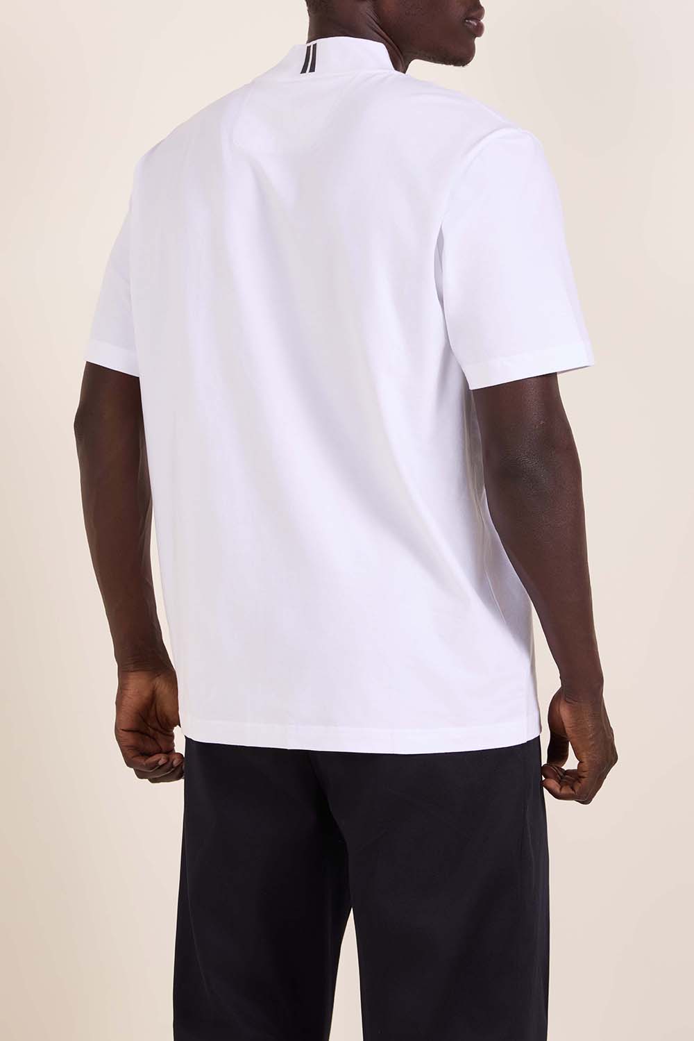 תמונת דוגמן אחורית של חולצת טי