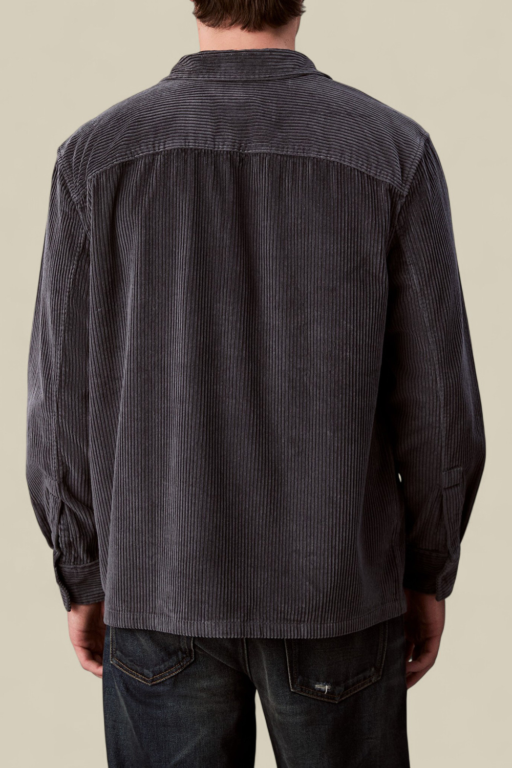 תמונת דוגמן אחורית של חולצת כפתורים קורדרוי