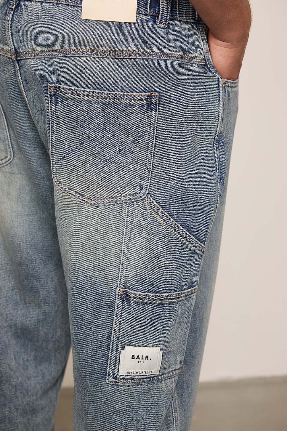 תמונת תקריב דוגמן של מכנסיים ארוכים