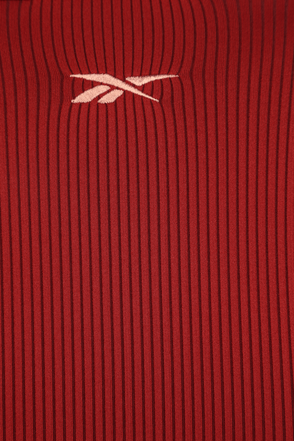 תמונת פנים של קארדי בי X ריבוק בגד גוף בסריגת ריב בצבע אדום