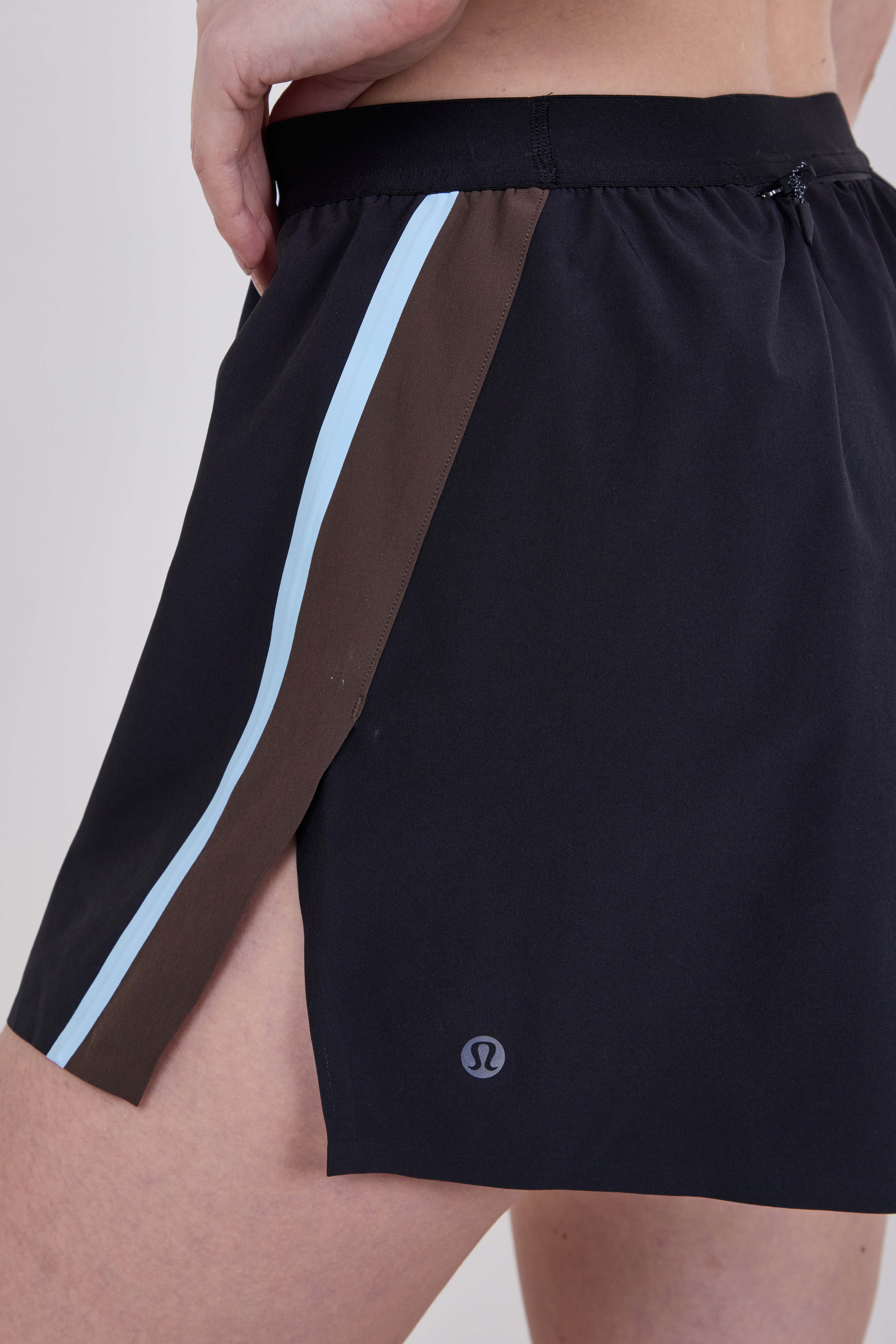 תמונת תקריב דוגמן של Fast and Free High-Rise Classic-Fit Split Short 3''