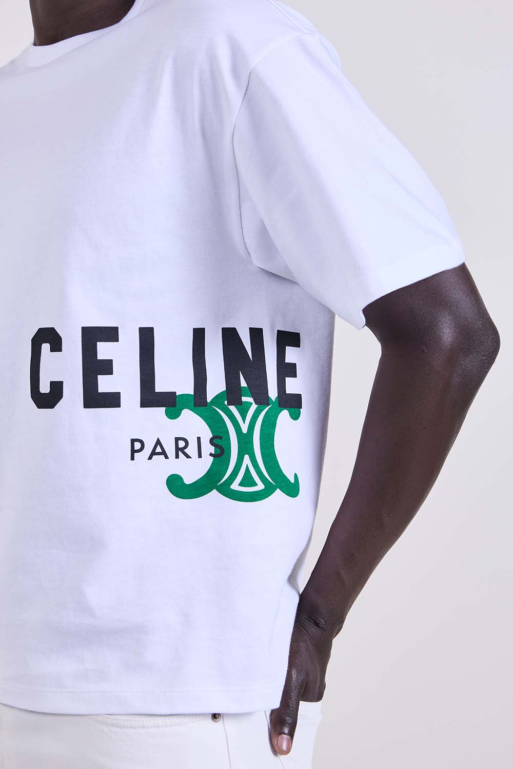 תמונת תקריב דוגמן של חולצת טי בגזרה משוחררת