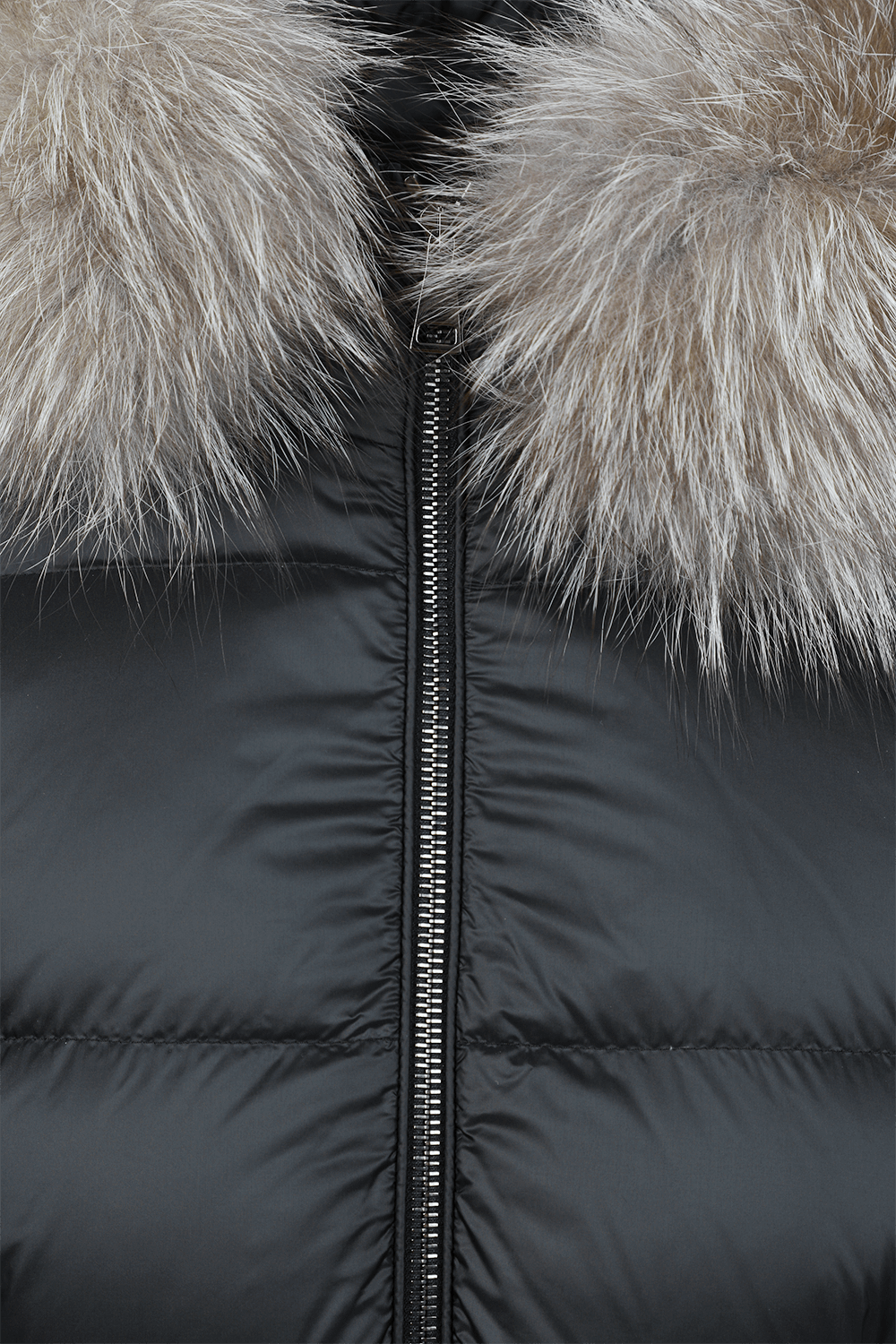 תמונה אחורית של מעיל פאפר עם קפוצ'ון פרוותי בגוון שחור