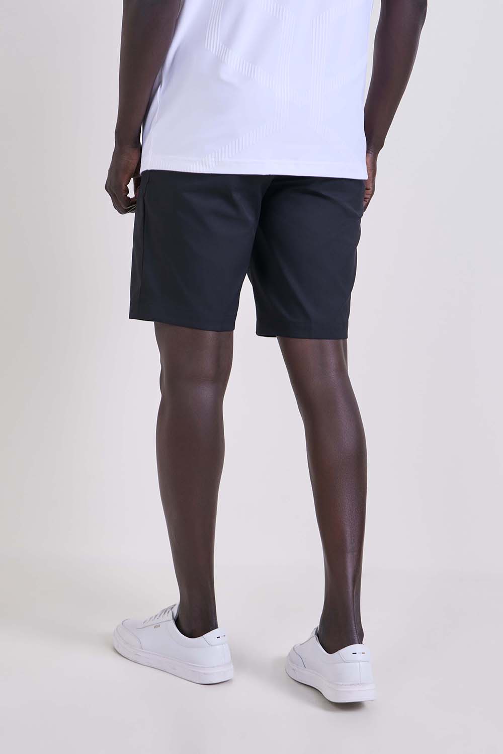 תמונת דוגמן אחורית של מכנסיים קצרים בגזרה ישרה