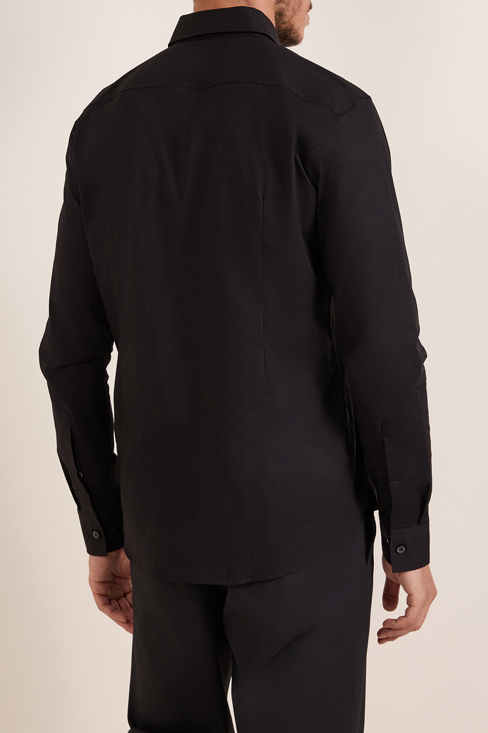 תמונת דוגמן אחורית של חולצת כפתורים