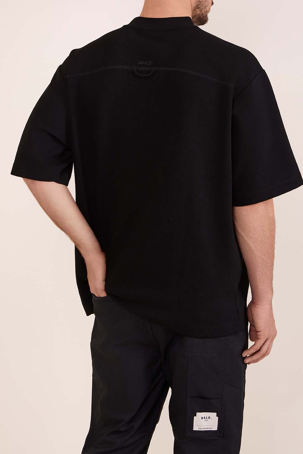 תמונת דוגמן אחורית של סריג טי אוברסייז