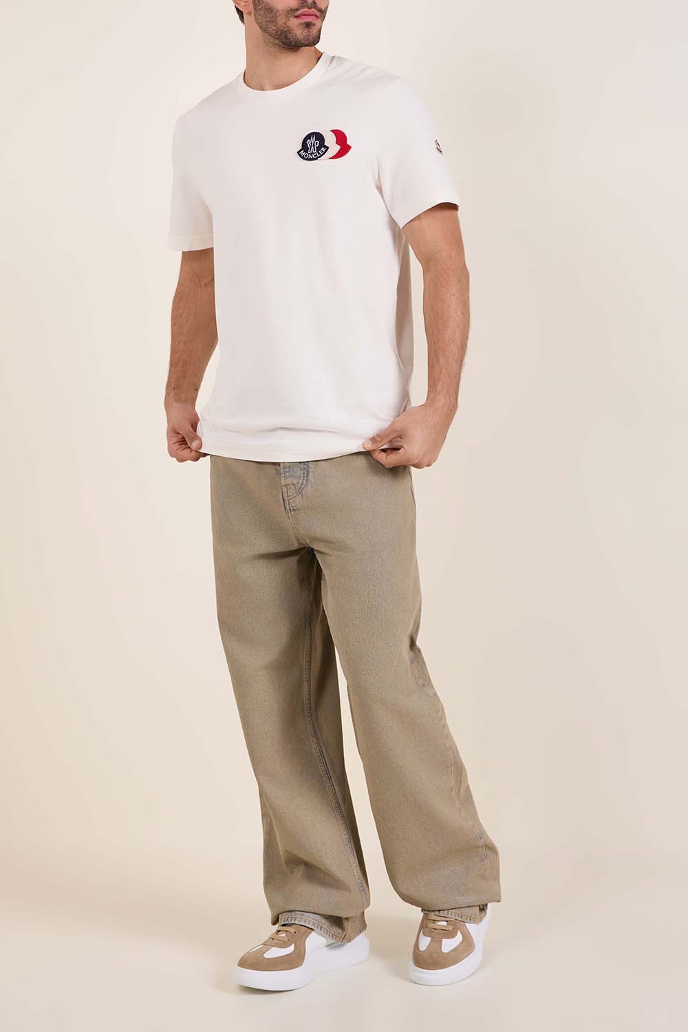 תמונת דוגמן קידמית של נעלי סניקרס