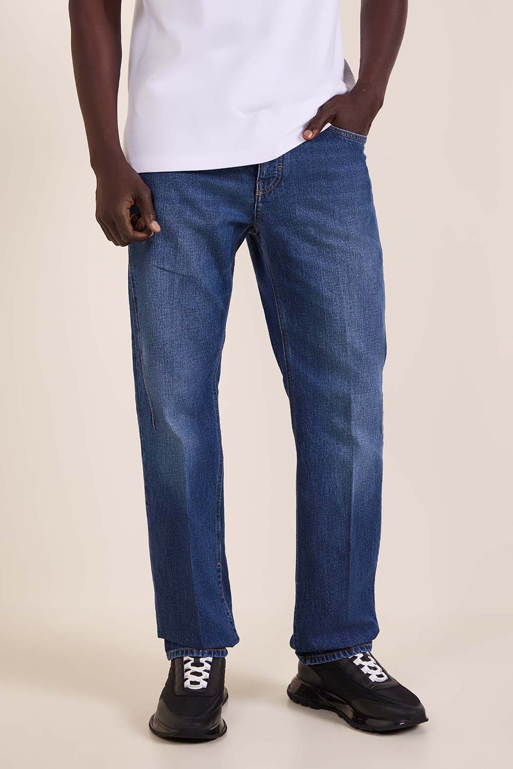 תמונת דוגמן קידמית של מכנסי ג'ינס ישרים