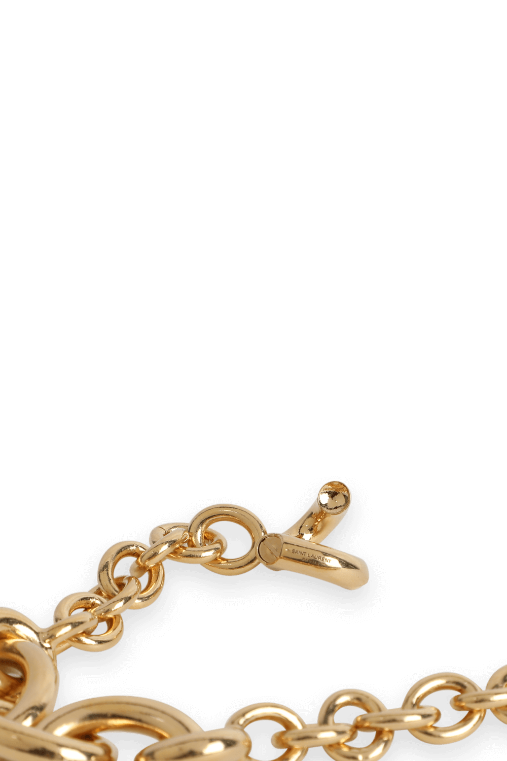 תמונת תקריב של צמיד חוליות בגוון זהב