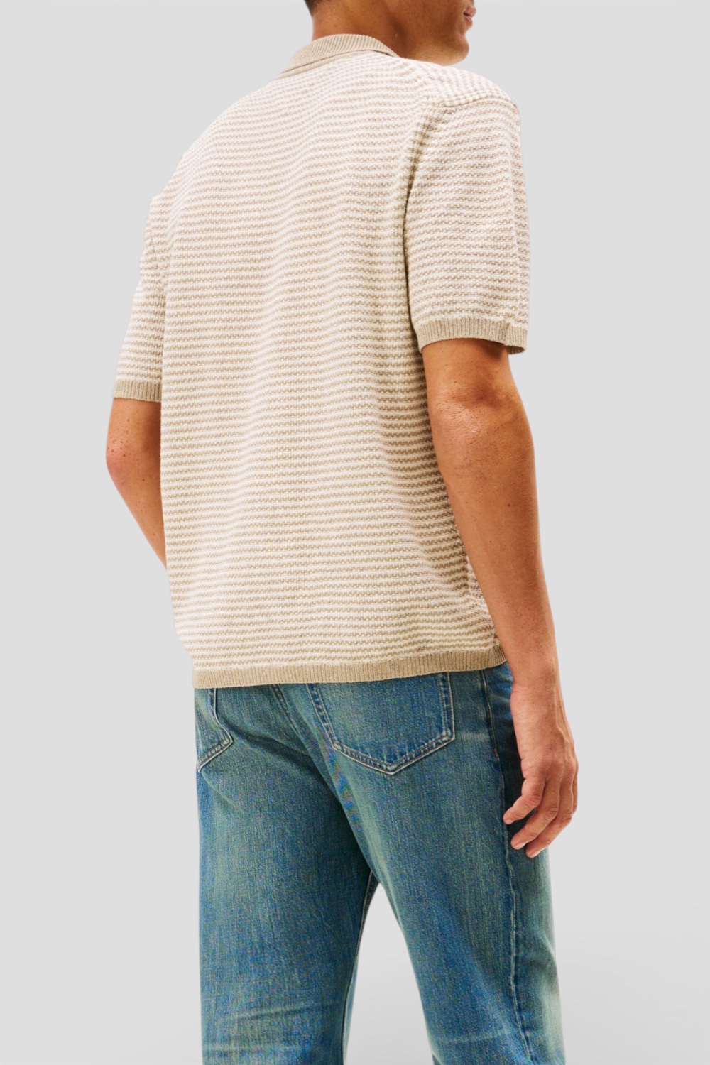 תמונת דוגמן אחורית של חולצה מכופתרת