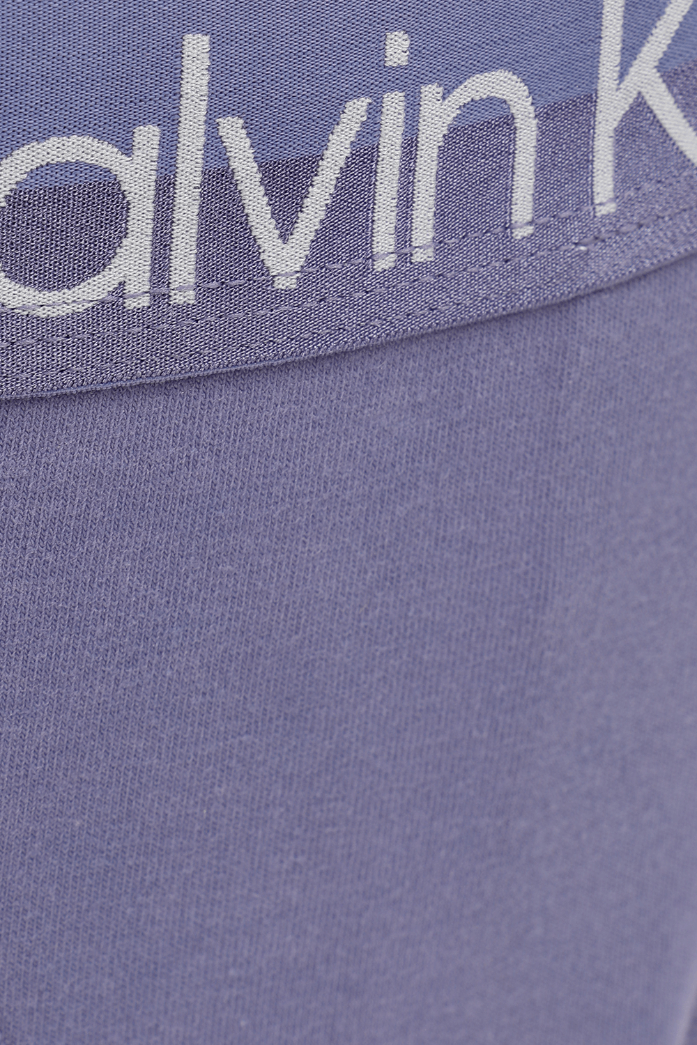 תמונת תקריב של תחתוני חוטיני עם רצועה ממותגת בגוון סגול