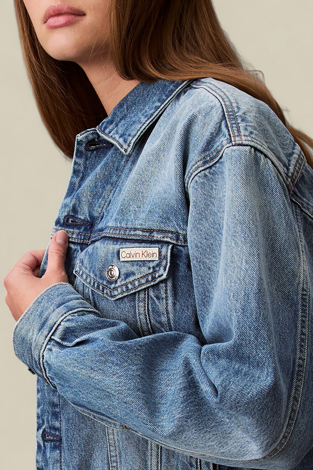 תמונת תקריב דוגמן של ז'קט ג'ינס טראקר 90 גולד דאסט