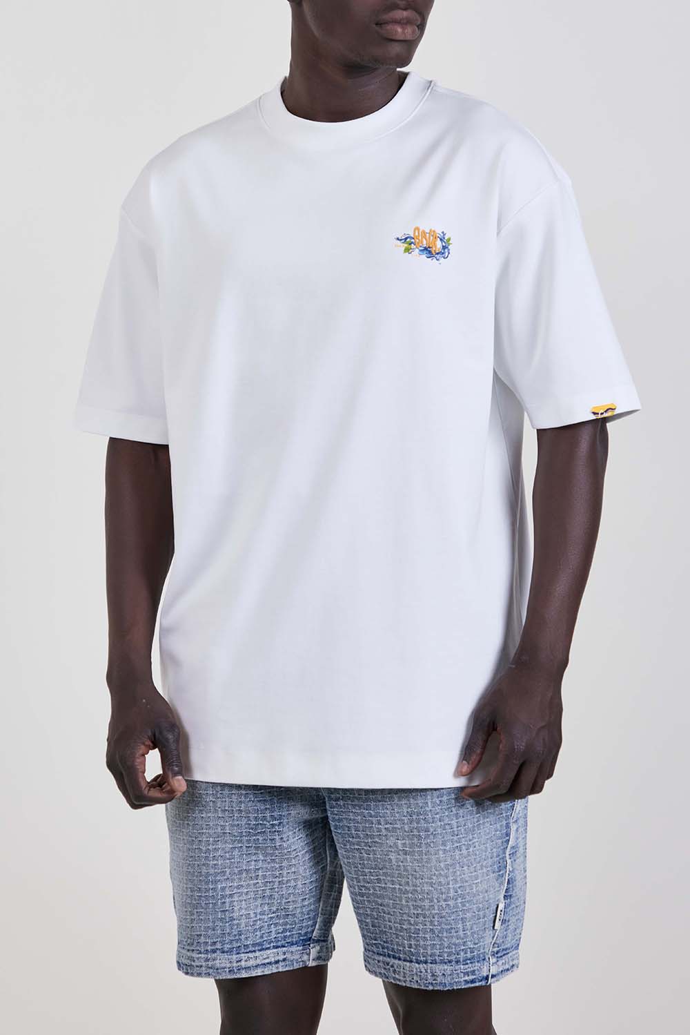 תמונת דוגמן קידמית של חולצת טי אוברסייז