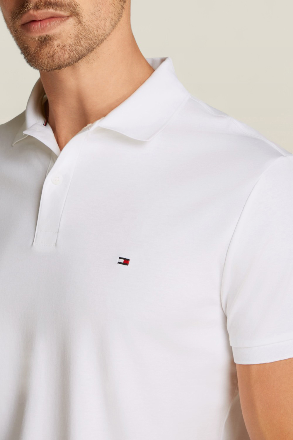 תמונת תקריב דוגמן של חולצת פולו קצרה