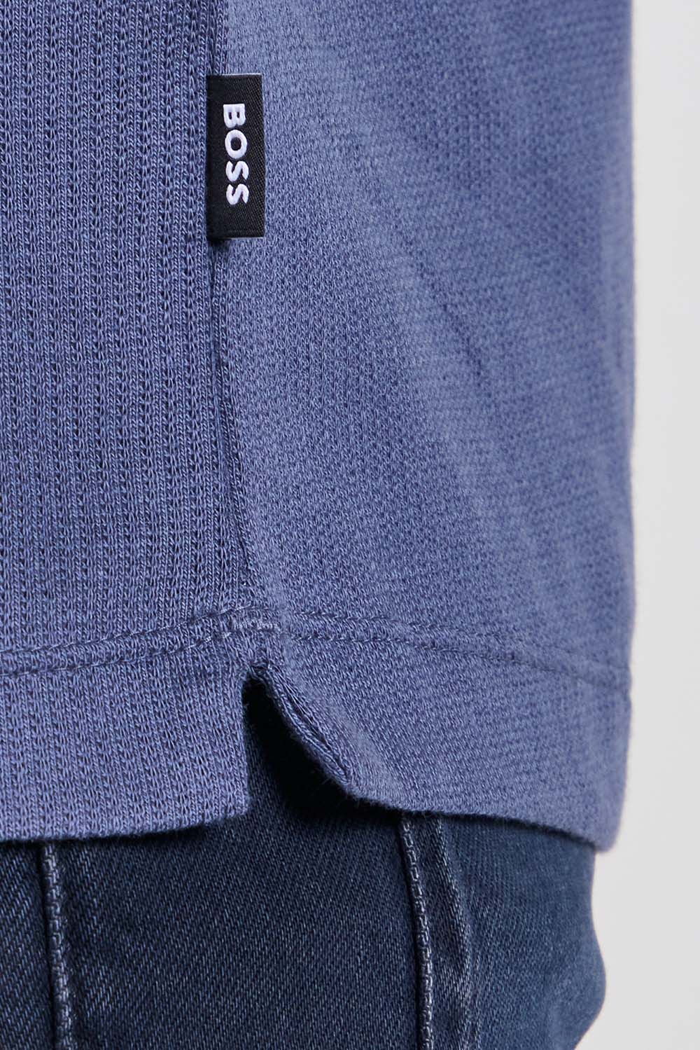 תמונת תקריב דוגמן של חולצת טי