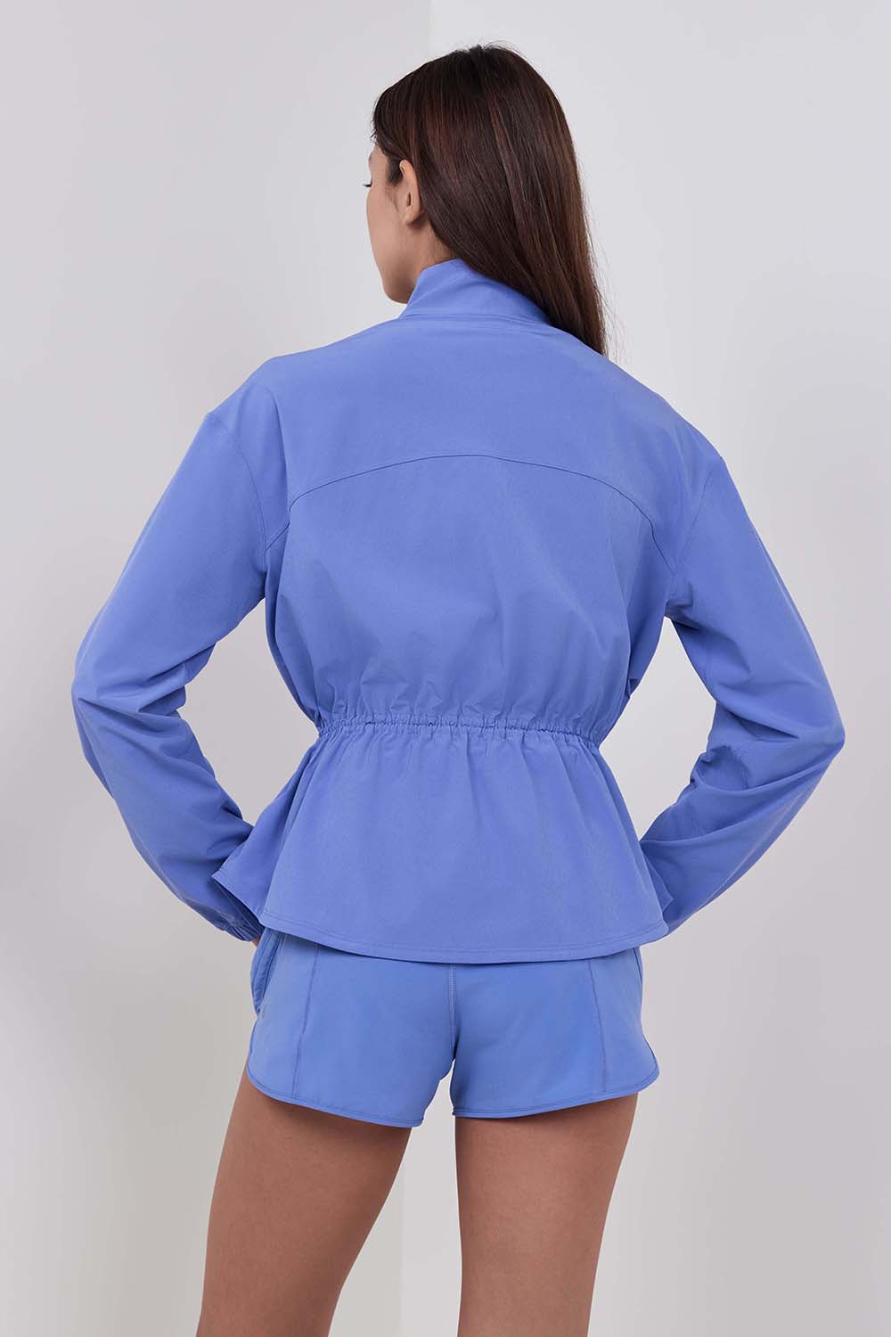 תמונת דוגמן אחורית של UV-Protective Cinch-Waist Running Jacket