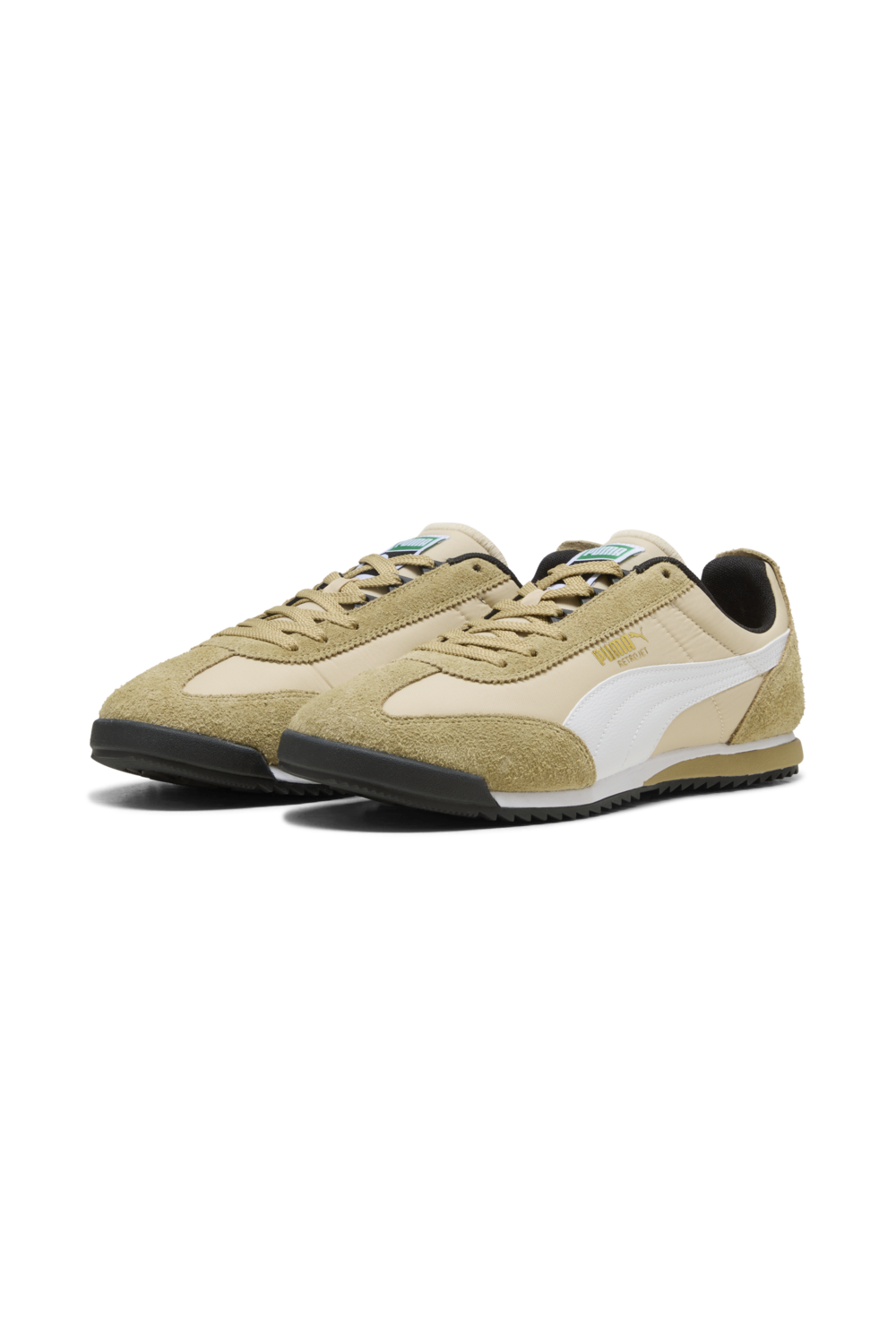 תמונת תקריב של נעלי סניקרס