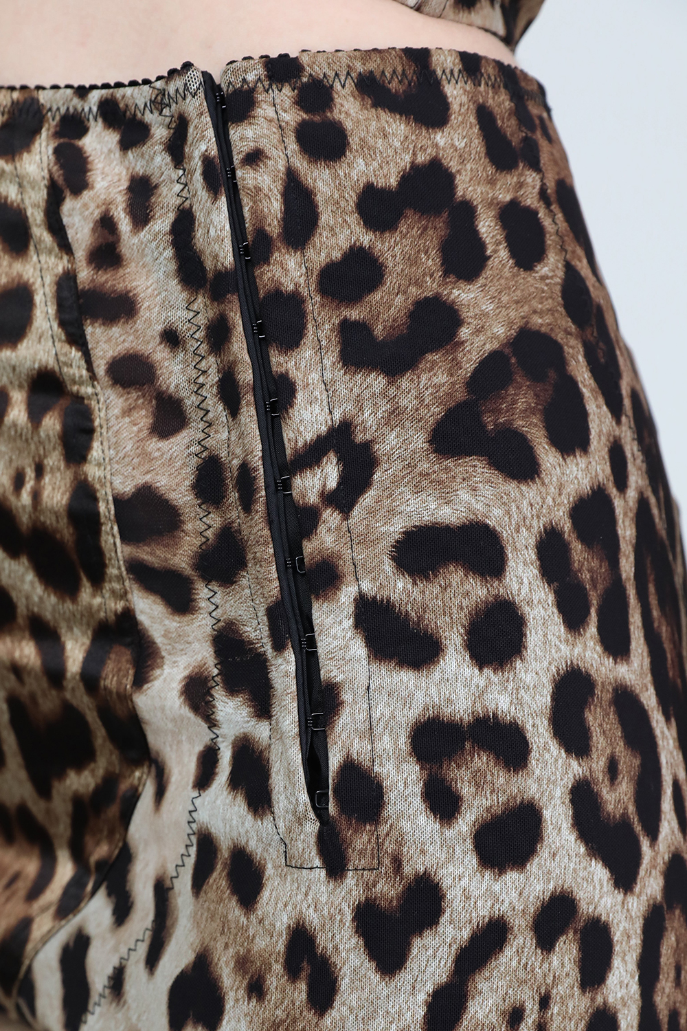 תמונת תקריב דוגמן של מכנסיים ארוכים מנומרים