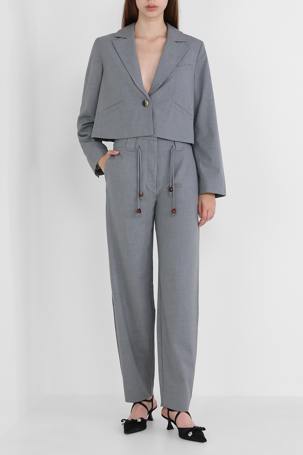 תמונת דוגמן קידמית של נעלי עקב חתול