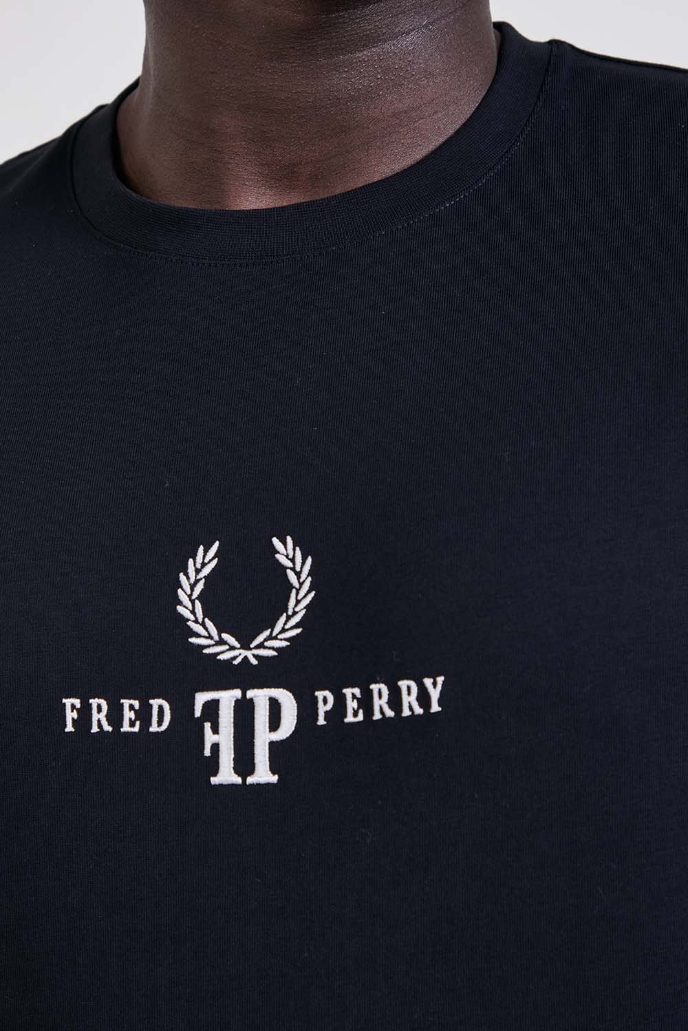 תמונת תקריב דוגמן של חולצת טי