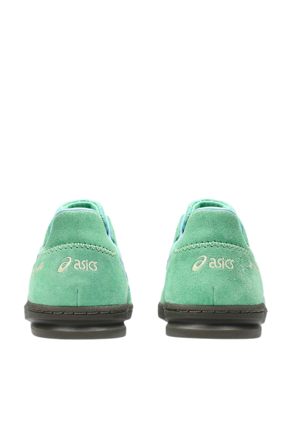 תמונת תקריב של נעלי סניקרס סקייהנד