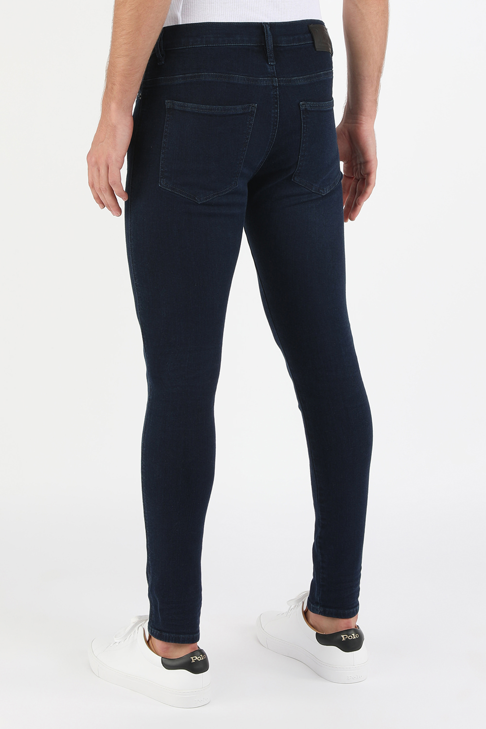 תמונת דוגמן אחורית של מכנסי ג'ינס דיסטורט סקיני בשטיפה כהה