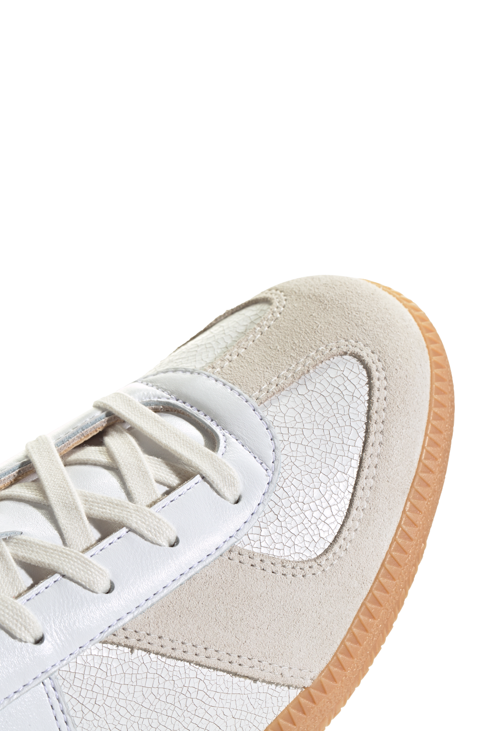 תמונת פנים של נעלי סניקרס עור