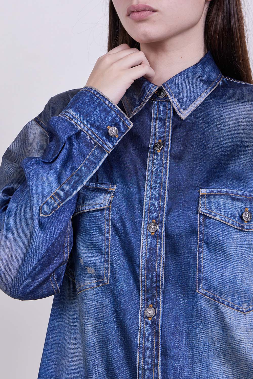 תמונת תקריב דוגמן של חולצה מכופתרת בהדפס ג'ינס