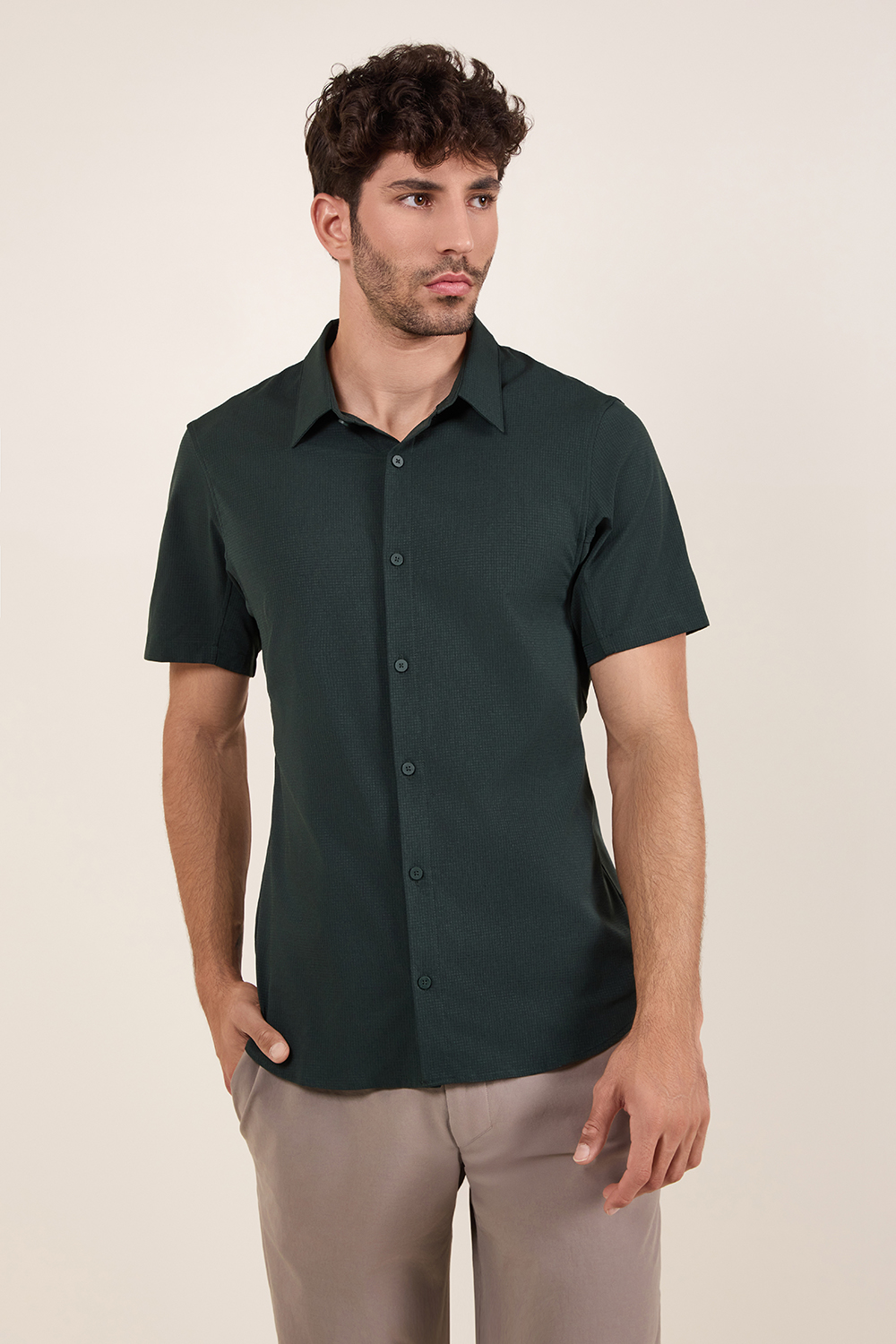 תמונת דוגמן קידמית של Airing Easy Short Sleeve Shirt