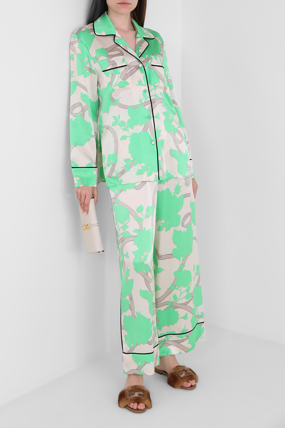 תמונת דוגמן קידמית של כפכפי עור שטוחים 